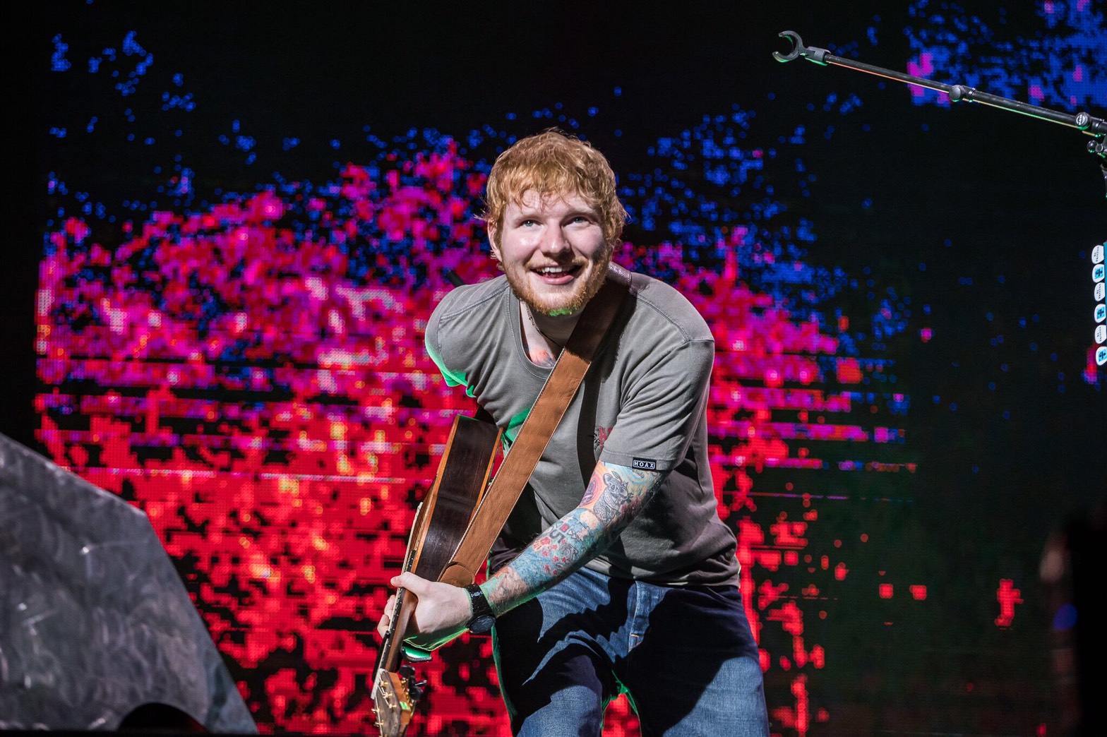 Эд Ширан с гитарой. Эд Ширан в полный рост. Ed Sheeran Stadium Concert photos. Эд Ширан гараж гитара.