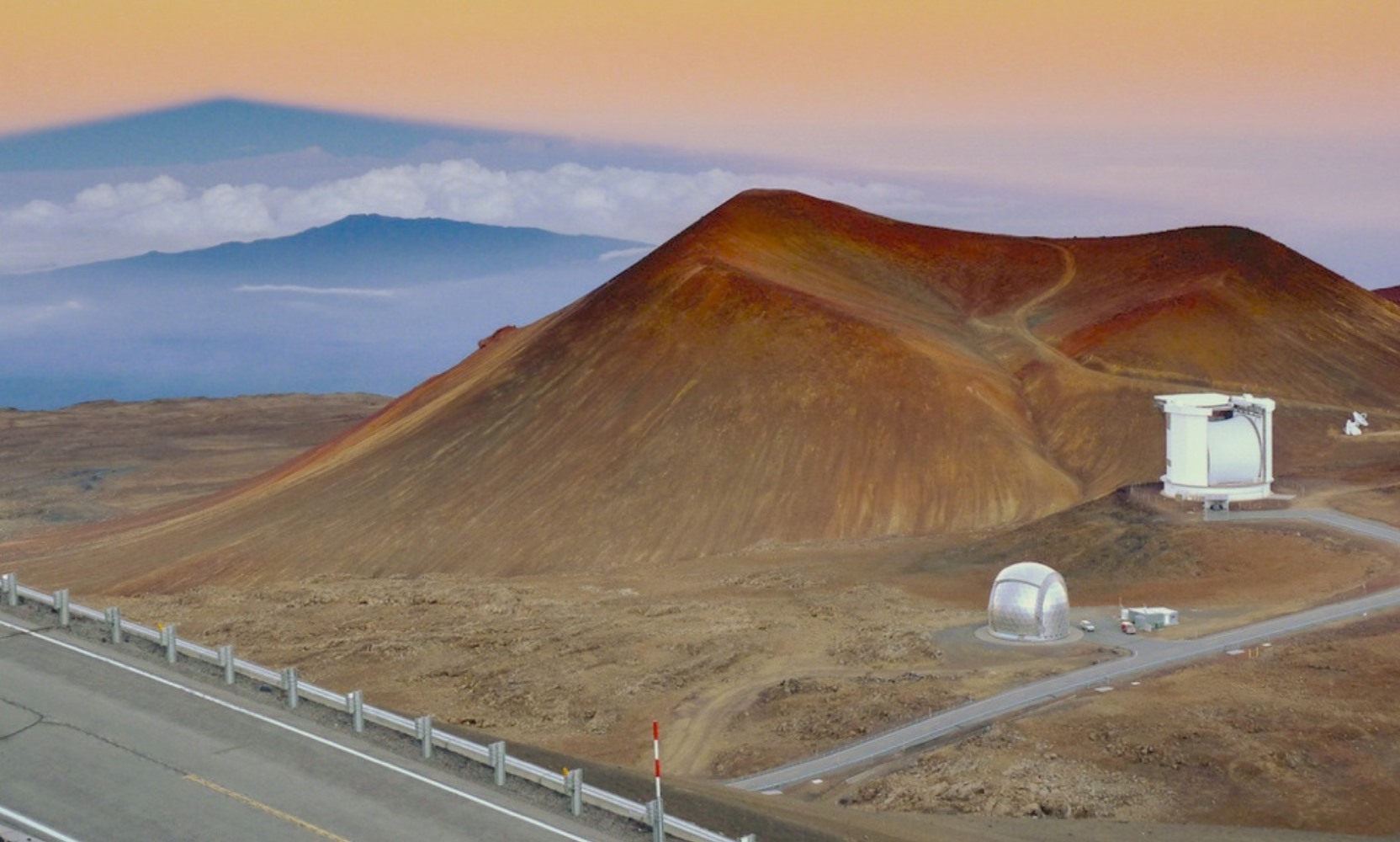 กล้องโทรทรรศน์ JCMT (James Clerk Maxwell Telescope) บนยอดเขาโมนาเคอา รัฐฮาวาย