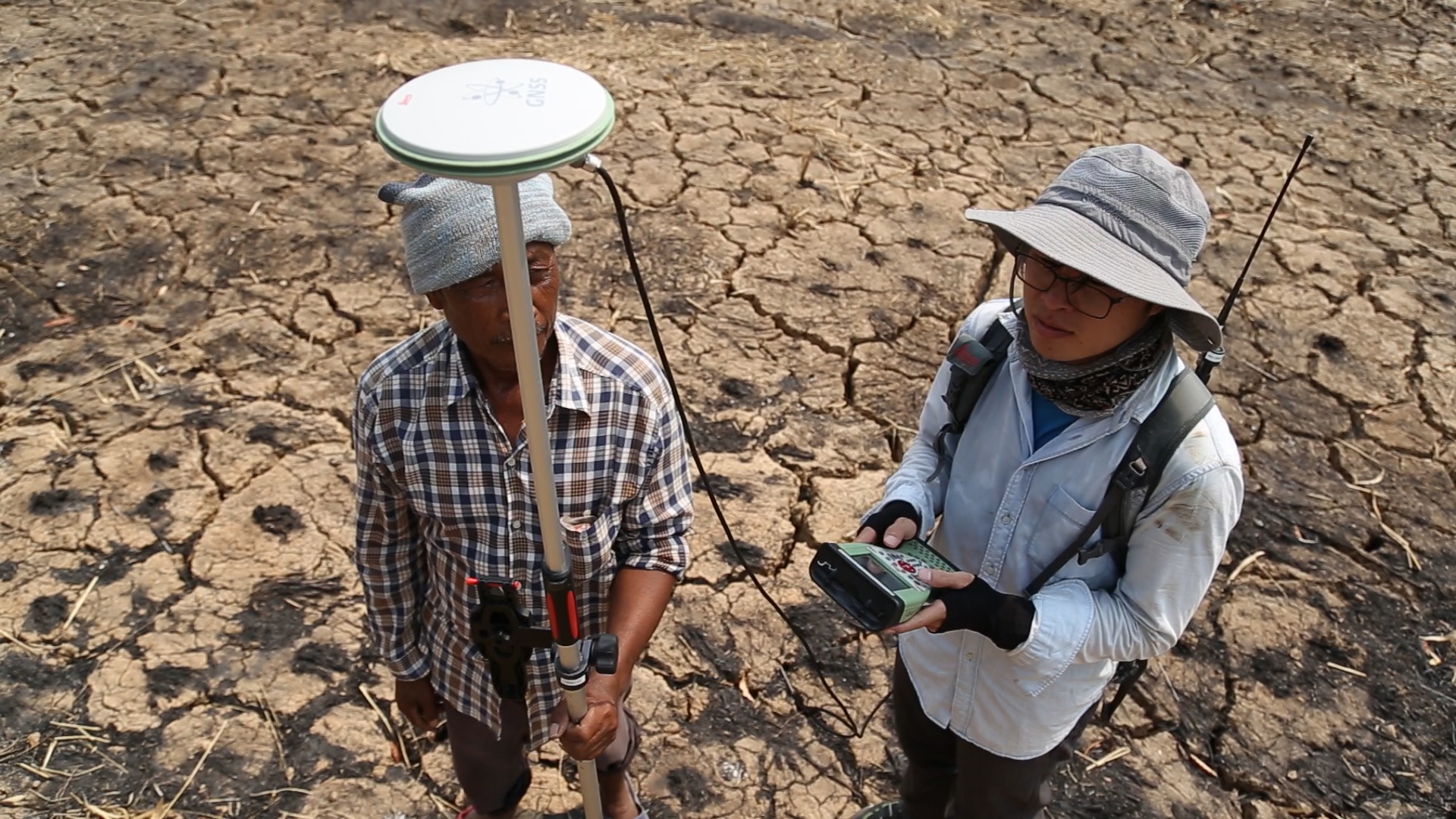 ชาวบ้านใช้เครื่อง GPS ค่าความละเอียดสูง เพื่อวัดระดับความสูงต่ำในพื้นที่