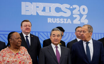 หวัง อี้ (กลาง) ร่วมประชุมรัฐมนตรีต่างประเทศกลุ่ม BRICS วันที่ 11 มิถุนายน 2024