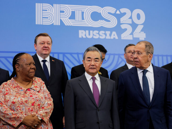 หวัง อี้ (กลาง) ร่วมประชุมรัฐมนตรีต่างประเทศกลุ่ม BRICS วันที่ 11 มิถุนายน 2024