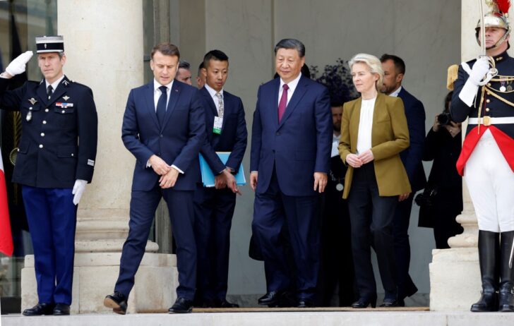 สี จิ้นผิง ปธน.จีน (กลาง) เอ็มมานูเอล มาครง ปธน.ฝรั่งเศส (ว้าย) และ เออร์ซูลา ฟอน เดอร์ ไลเยน ประธานคณะกรรมาธิการยุโรป (ขวา)