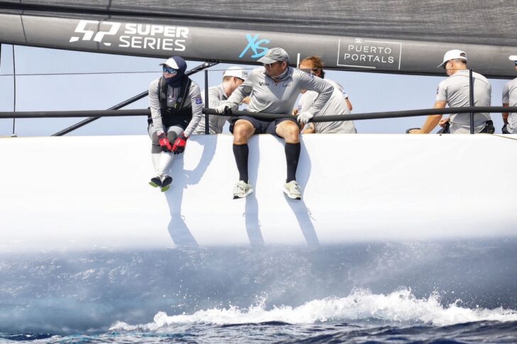 พระราชินี ทรงแข่งขันเรือใบ  52 Super Series Sailing Week