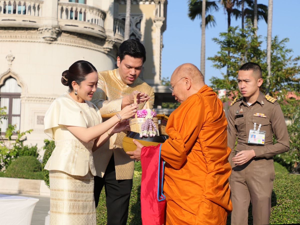 นายกฯ นำ ครม.ทำบุญปีใหม่ อวยพรคนไทยสุขภาพแข็งแรง